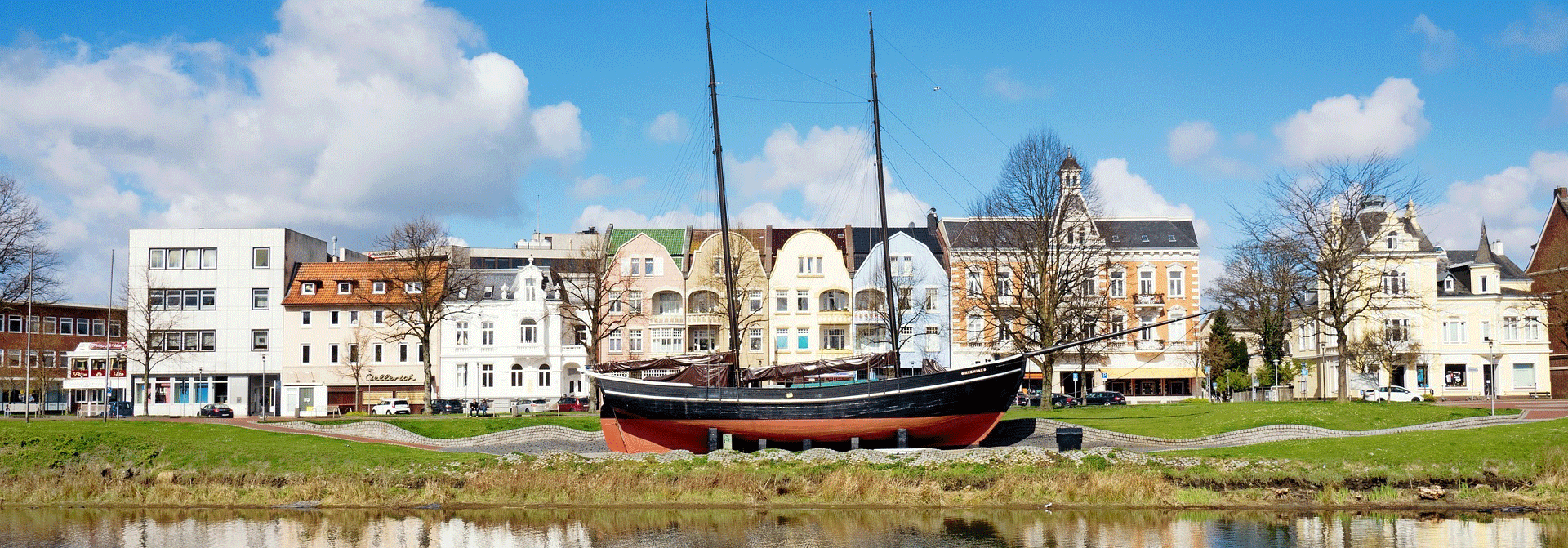 Segelboot Hermione am Ufer von Cuxhaven